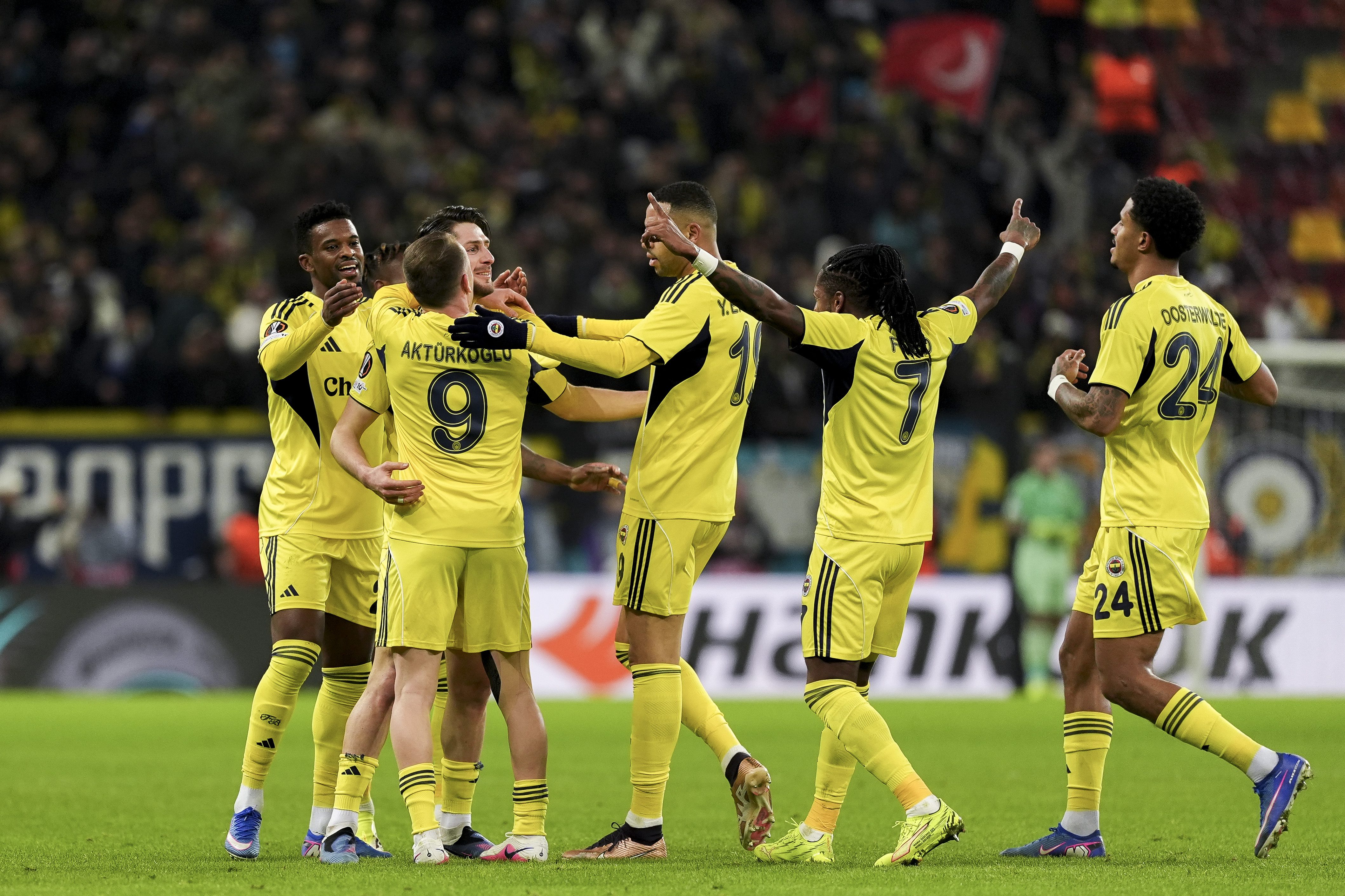 Fenerbahçe, Trabzonspor maçı kamp kadrosunu açıkladı. İki isim Trabzon maçında
