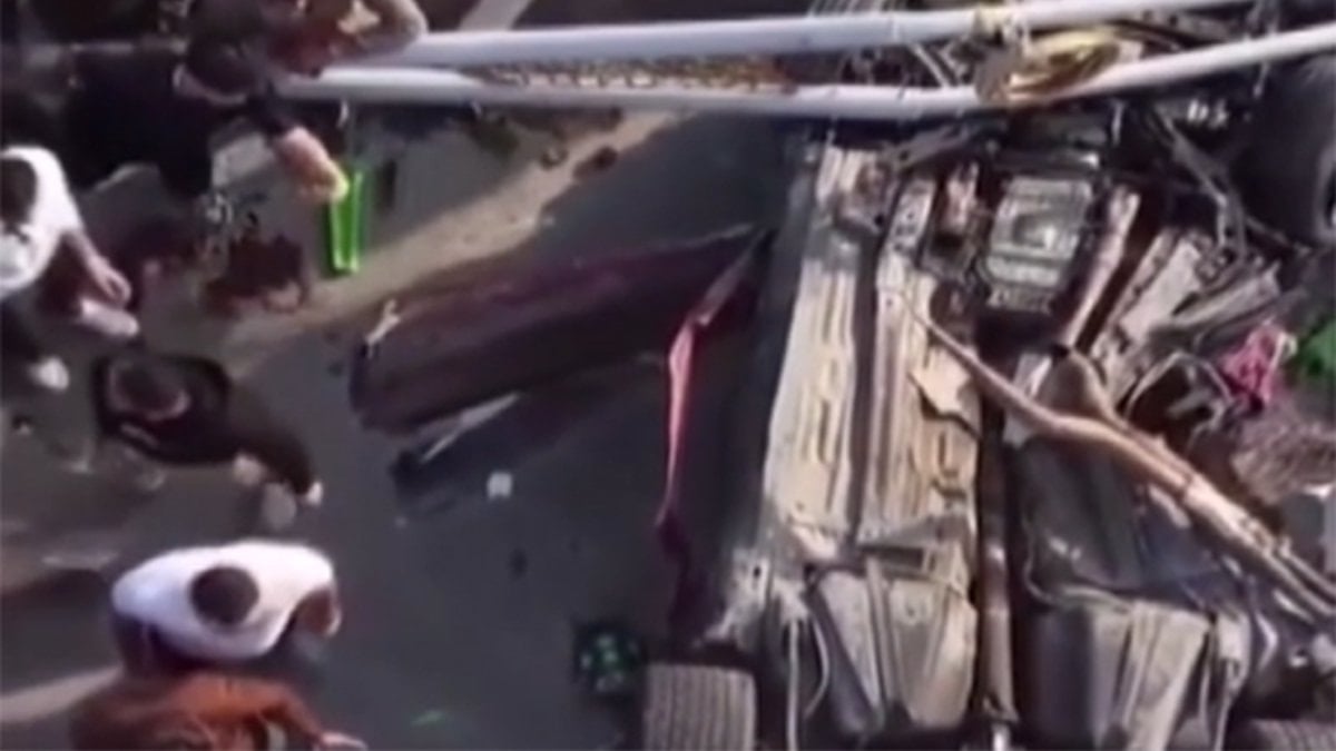 Irak'ın Basra vilayetinde yarış pistinde kontrolden çıkan otomobilin izleyicilerin arasına