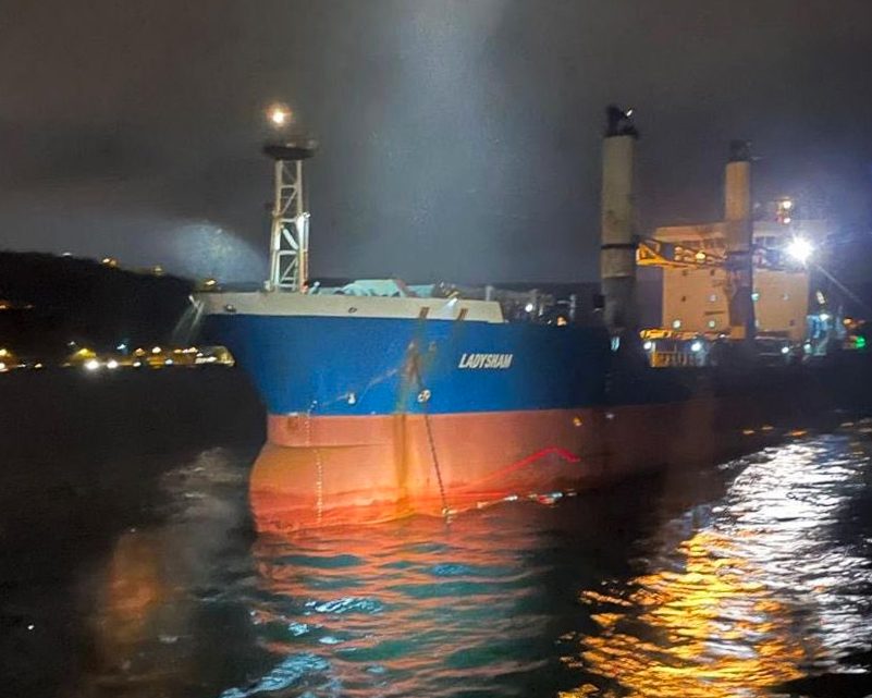 İstanbul Boğazı’nda makine arızası nedeniyle sürüklenen 108 metre boyundaki kuru