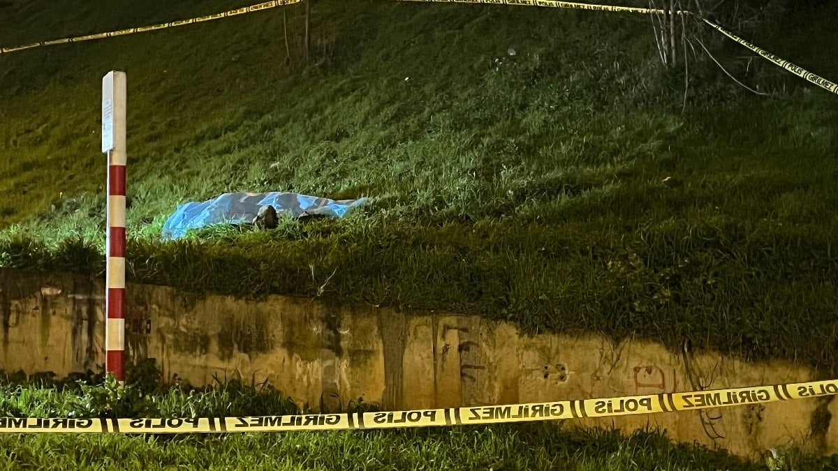 Bayrampaşa ilçesinde otoyol kenarındaki yeşil alanda bir erkek cesedi bulundu.