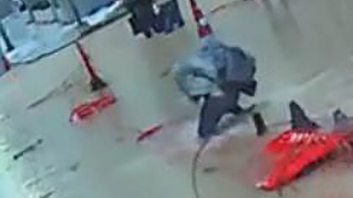 İzmir'de süren yağışlar nedeniyle su baskınları ve bozuk yollar şöyle