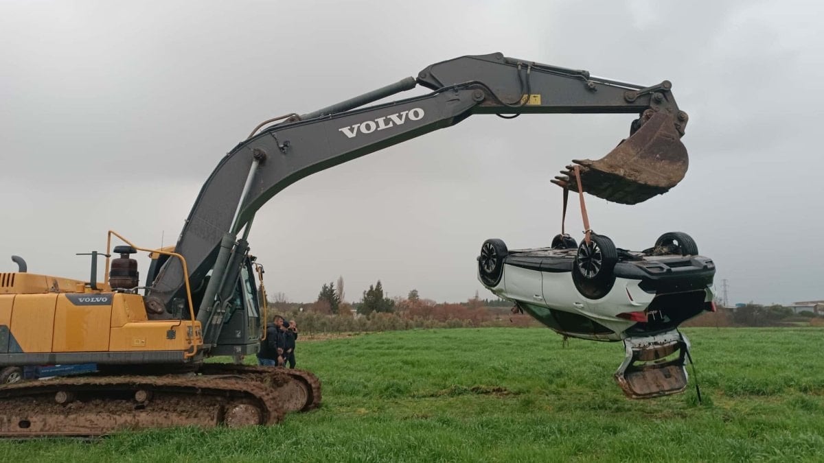 Menderes ilçesinde, dün akşam etkili olan sağanak sırasında dere üzerindeki