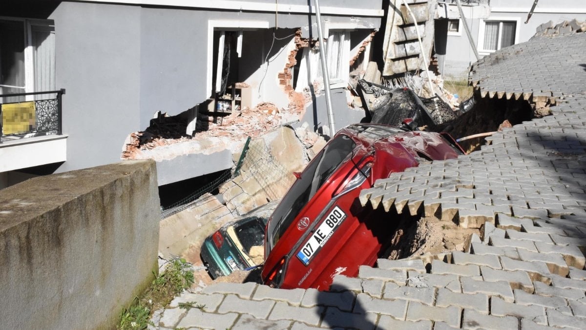 Menemen ilçesinde sağanak nedeniyle meydana gelen toprak kayması sonucu istinat