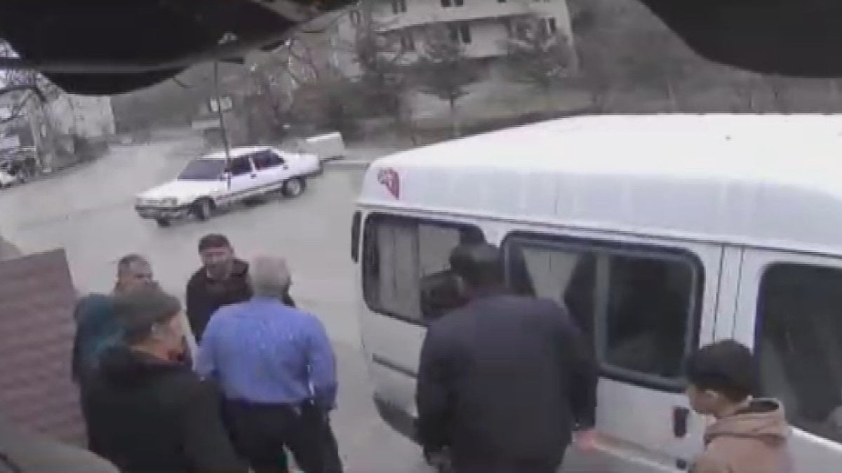 Kastamonu’da kontrolden çıkan otomobil, evinin önünde misafirlerini uğurlayan vatandaşların arasına