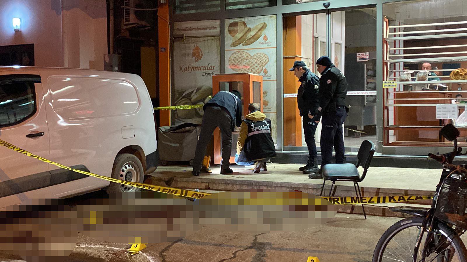 Kocaeli'nin İzmit ilçesinde fırında pide kuyruğunda silahlı saldırıya uğrayan kişi