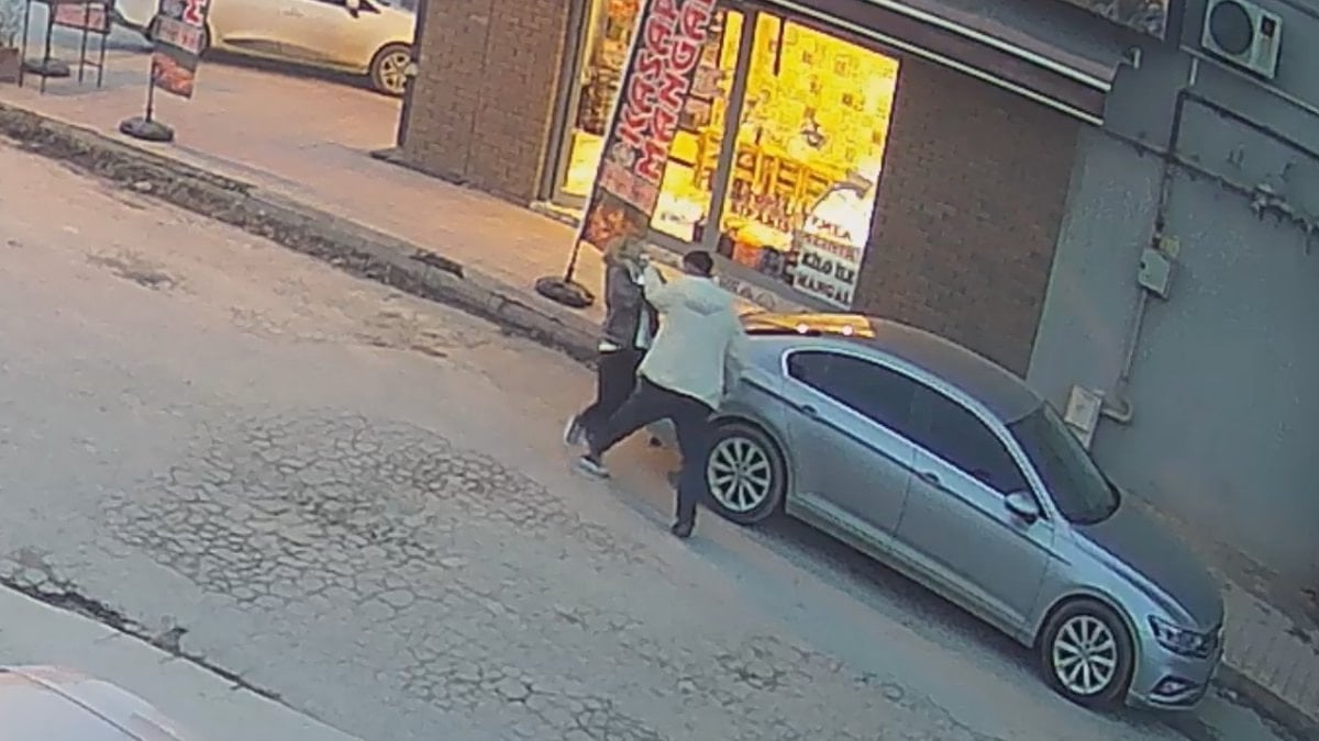 Malatya’da birlikte yaşadığı öne sürülen kadını sokak ortasında silahla tehdit