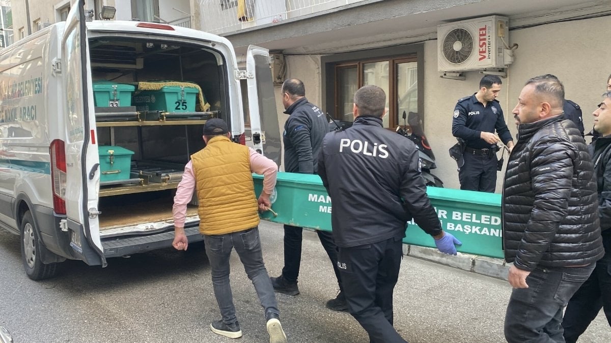 Yunusemre ilçesinde 38 yaşındaki Ercan Özer, 72 yaşındaki eşi Emine