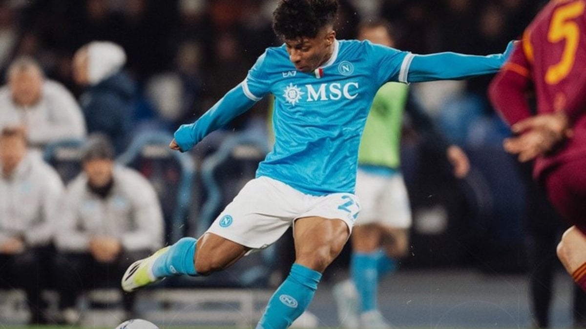 Serie A'nın 25. haftasında Napoli ile Roma 2-2 berabere kaldı.