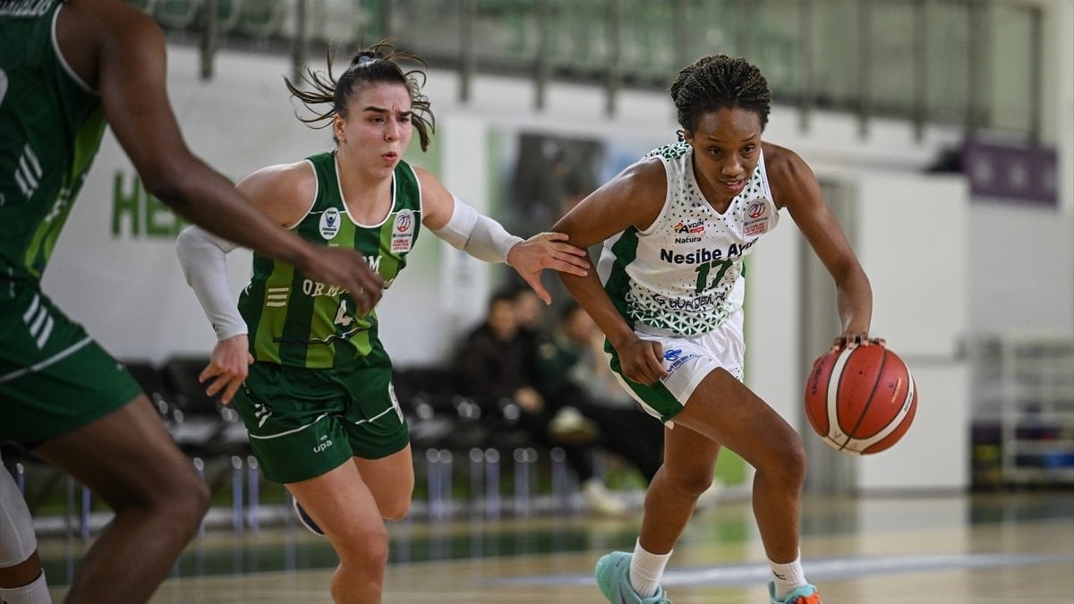 Kadın Basketbol Süper Ligi'nin 20. haftasındaki başkent derbisinde Nesibe Aydın,