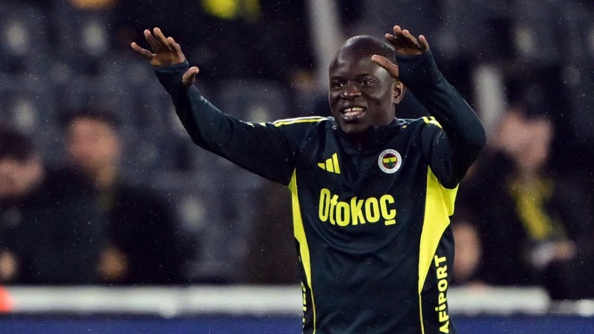 Fenerbahçe'nin yeni transferi N'Golo Kante, Gençlerbirliği maçı öncesinde sarı-lacivertli taraftarlara