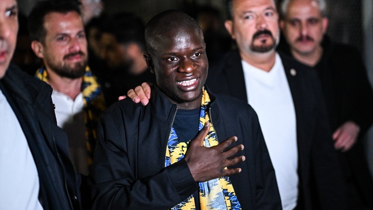 Fenerbahçe’nin yeni yıldızı N’Golo Kante İstanbul’a ayak bastı. Havalimanındaki coşkulu