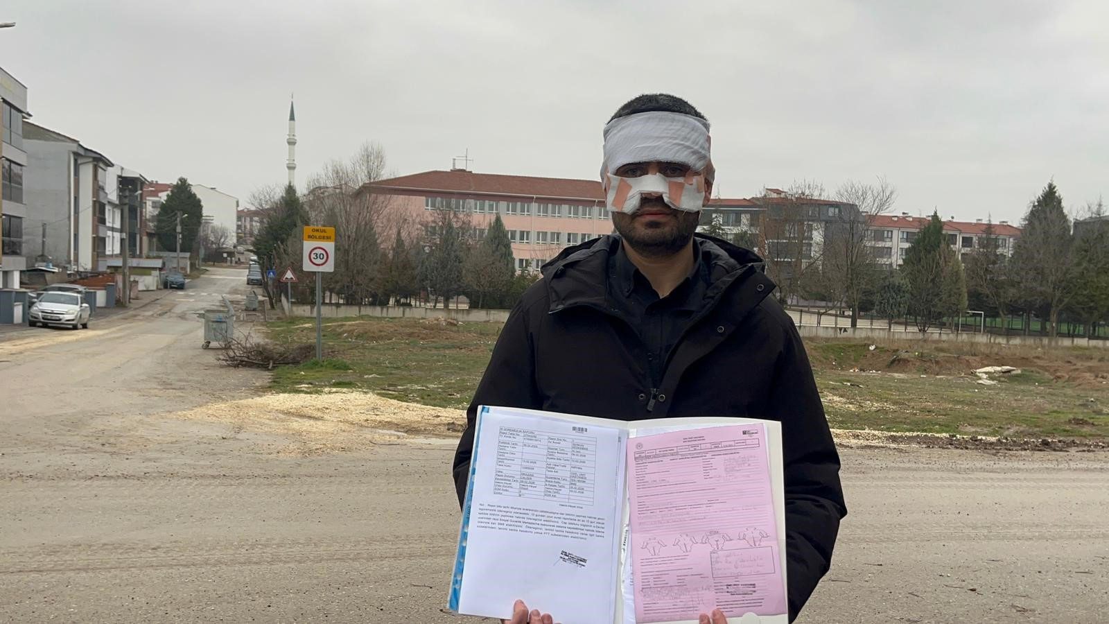 Eskişehir'de bir okuldaki rehber öğretmenin, fizik öğretmenine sıcak çay fırlattığı