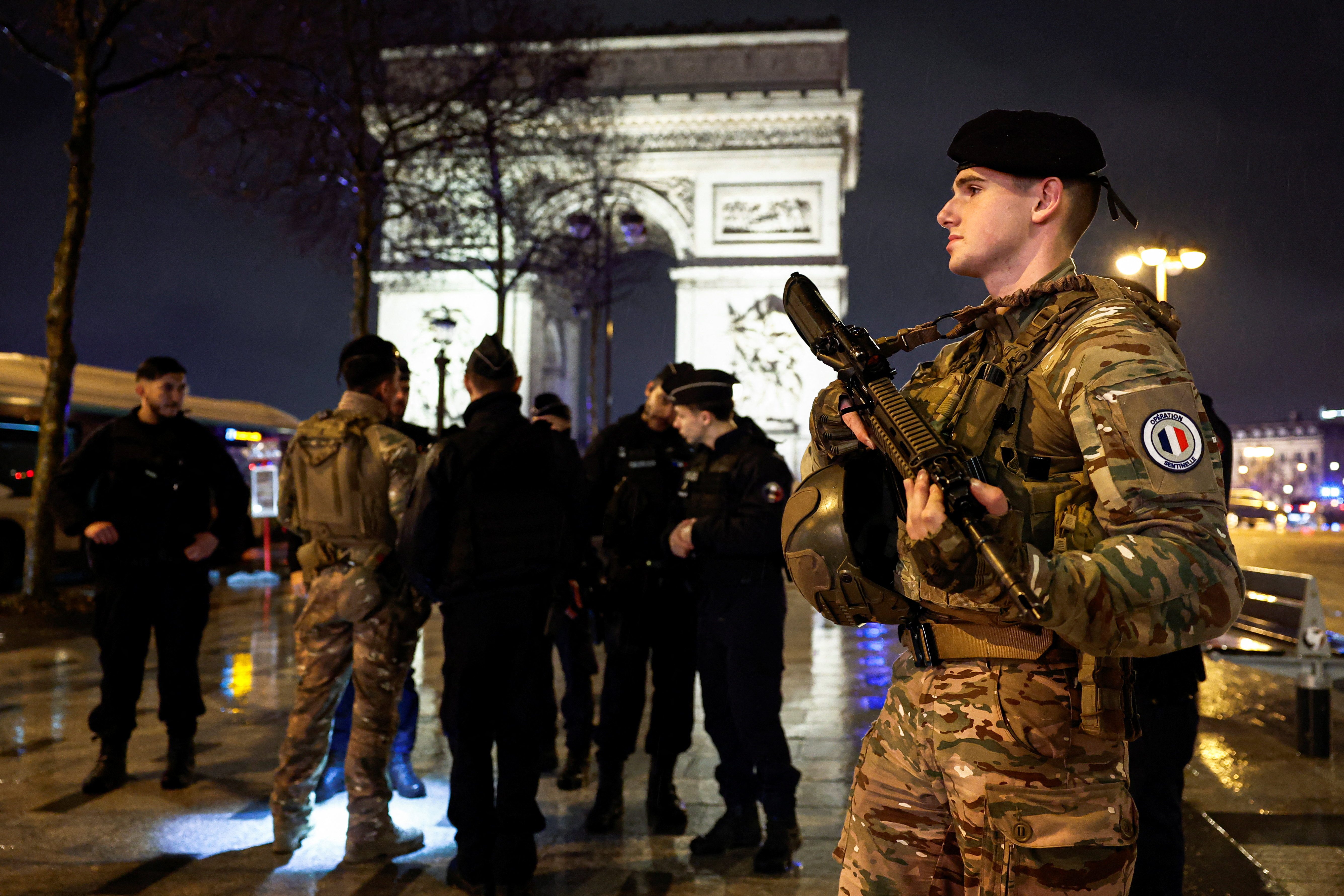 Paris’teki Zafer Takı yakınlarında bir jandarma memuruna bıçaklı saldırı girişiminde