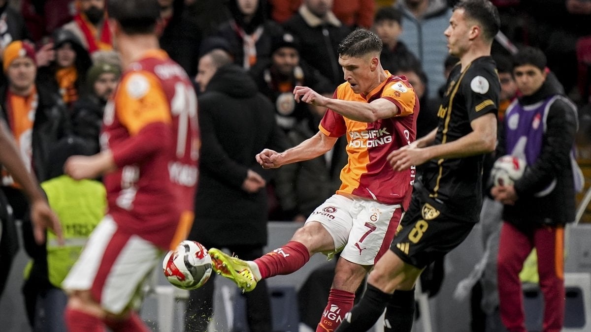 Galatasaray'ın Macar futbolcusu Roland Sallai, "Yüzde yüzümü vermek istiyorum bu