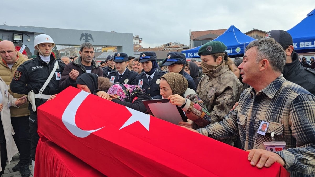 Hendek ilçesinde evinde tabancasını temizlediği sırada kazara kendini vurarak hayatını