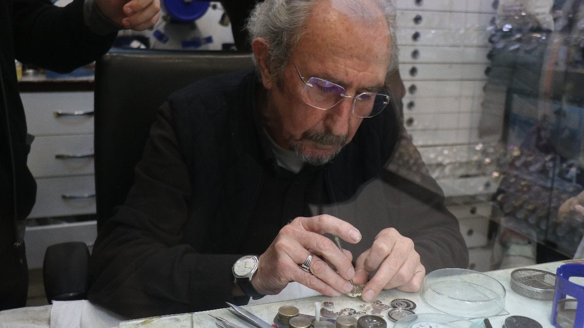 Sakarya'da 75 yaşındaki Necip Can, ortaokul yıllarında hevesle başladığı saat