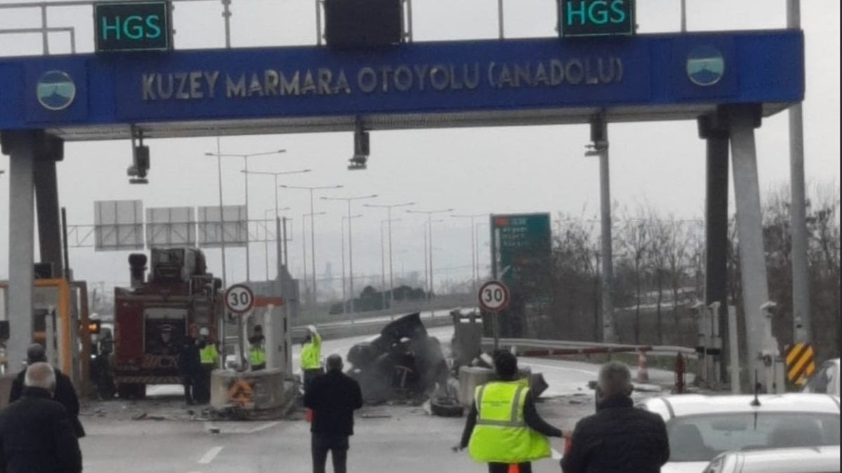Kuzey Marmara Otoyolu'nda bariyere ve ardından gişelere çarparak alev alan