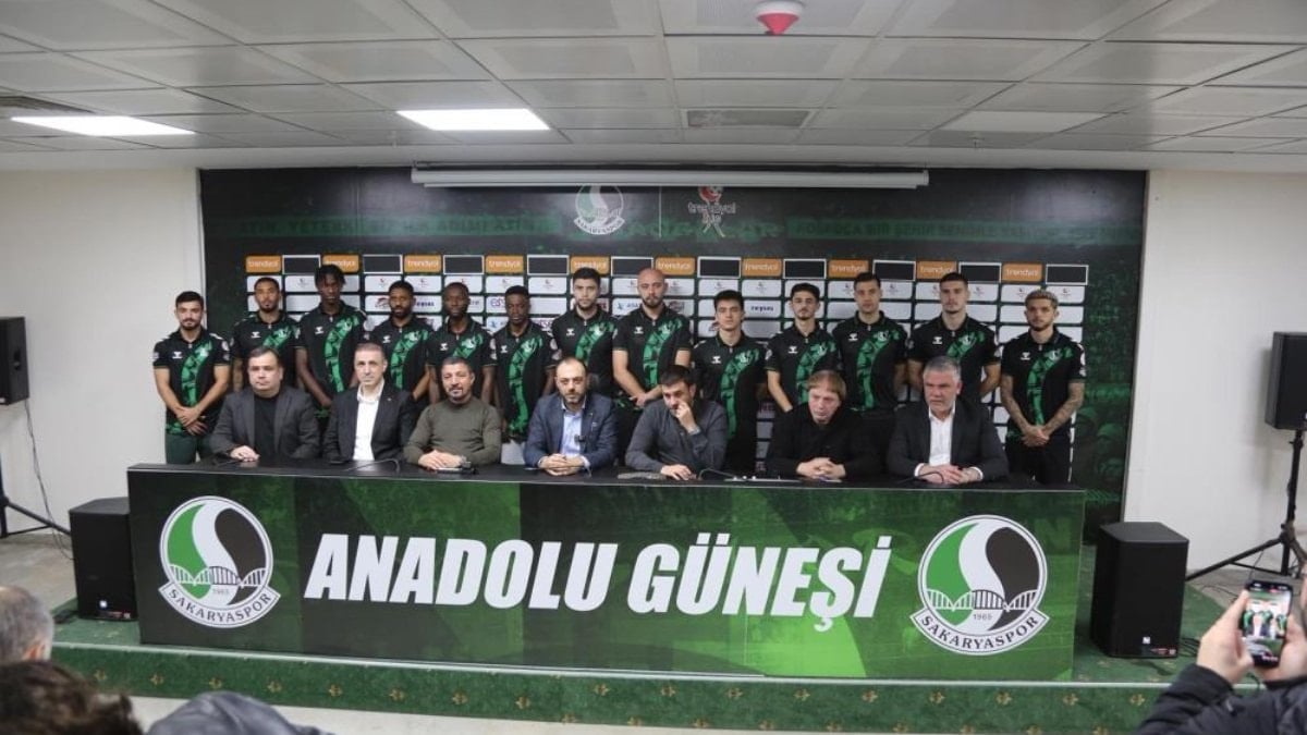 1. Lig ekiplerinden Sakaryaspor, transfer döneminin son gününde 13 yeni