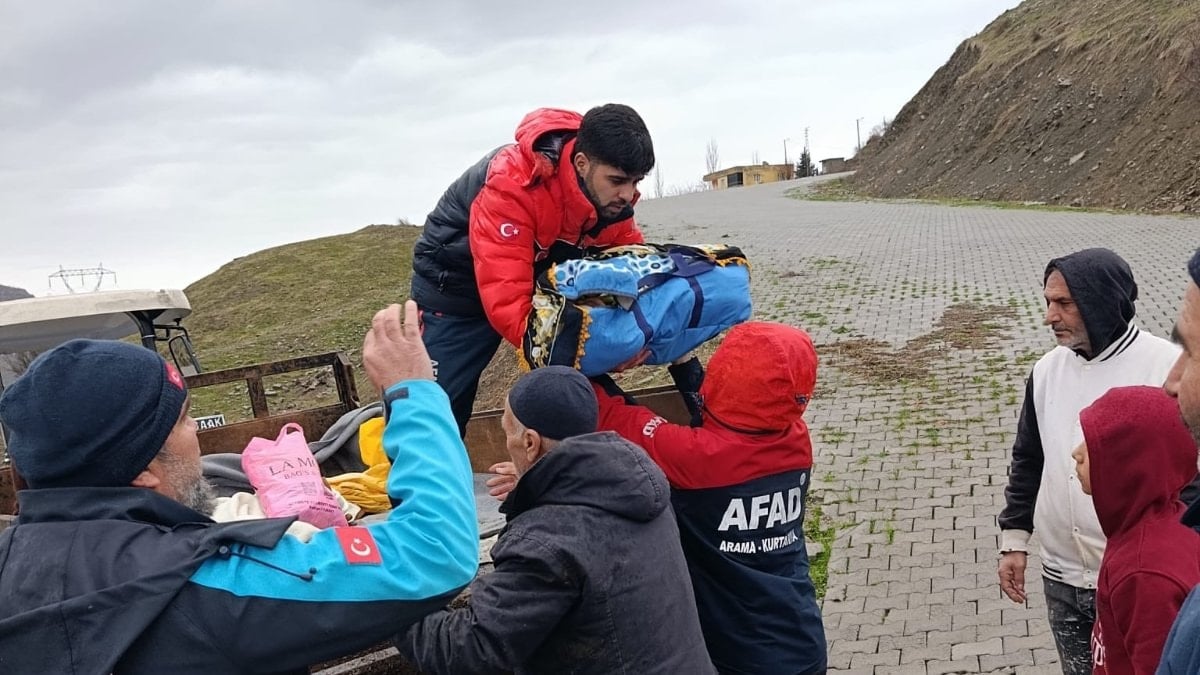 Baykan ilçesinde etkili olan fırtına ve şiddetli yağışta hayvancılıkla uğraşan