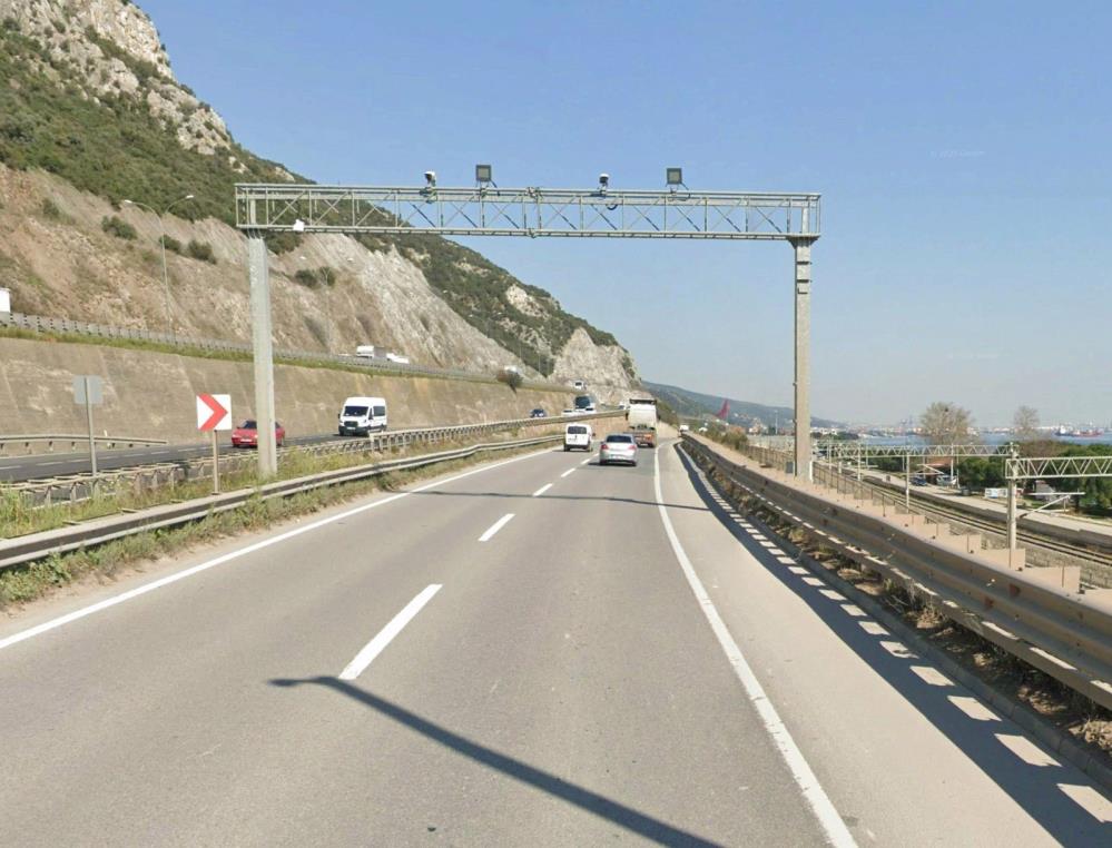 Kocaeli'nin İstanbul ile bağlantısını sağlayan yollardan D-100 Karayolu'nun iki noktasında