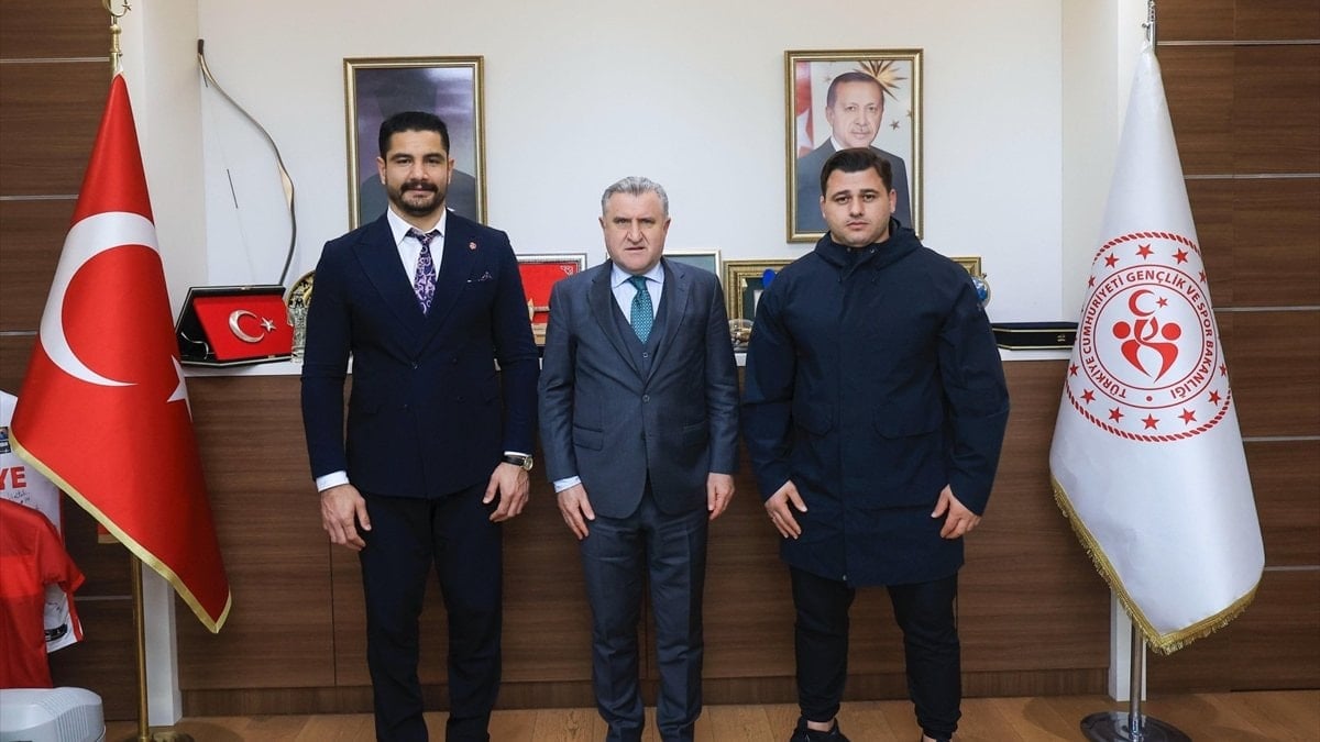 Türkiye Güreş Federasyonu Başkanı Taha Akgül ve milli güreşçi Rıza