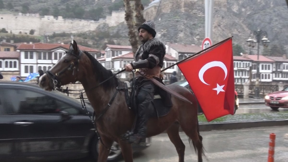 Tokat'tan Amasya'ya at üzerinde gelen Sümmani Yılmaz, elindeki Türk bayrağıyla