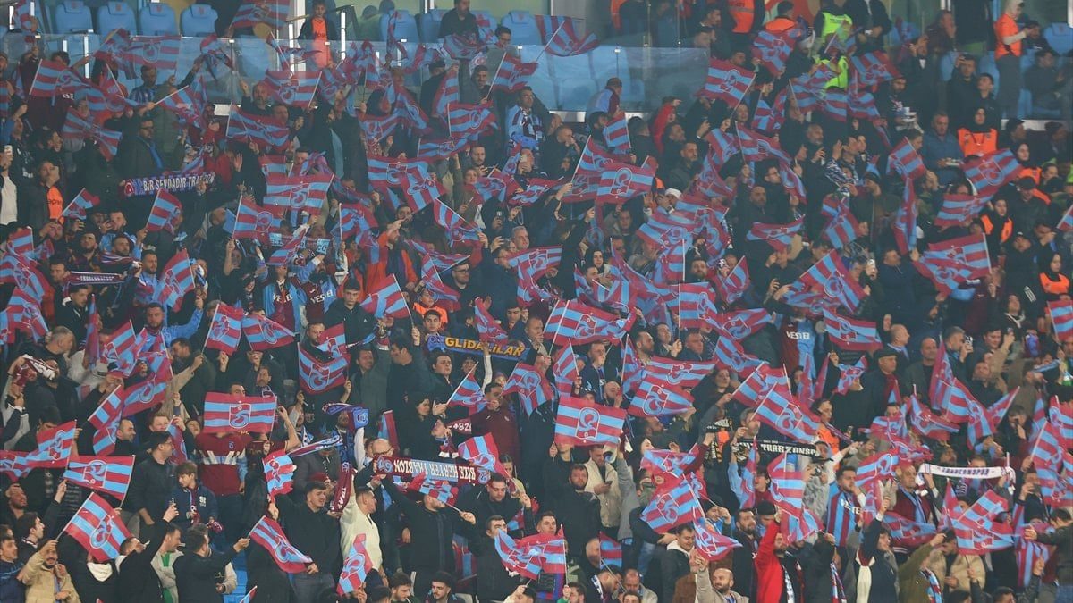 Trabzonspor taraftarı, Fenerbahçe'ye kaybedilen Süper Lig maçının ardından yönetimi istifaya