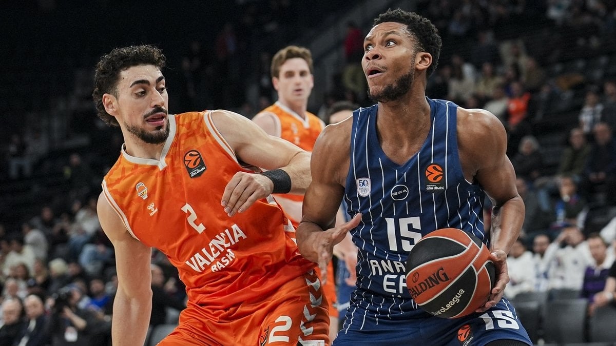 Anadolu Efes, EuroLeague'in 26. haftasında konuk ettiği Valencia Basket'i 107-90
