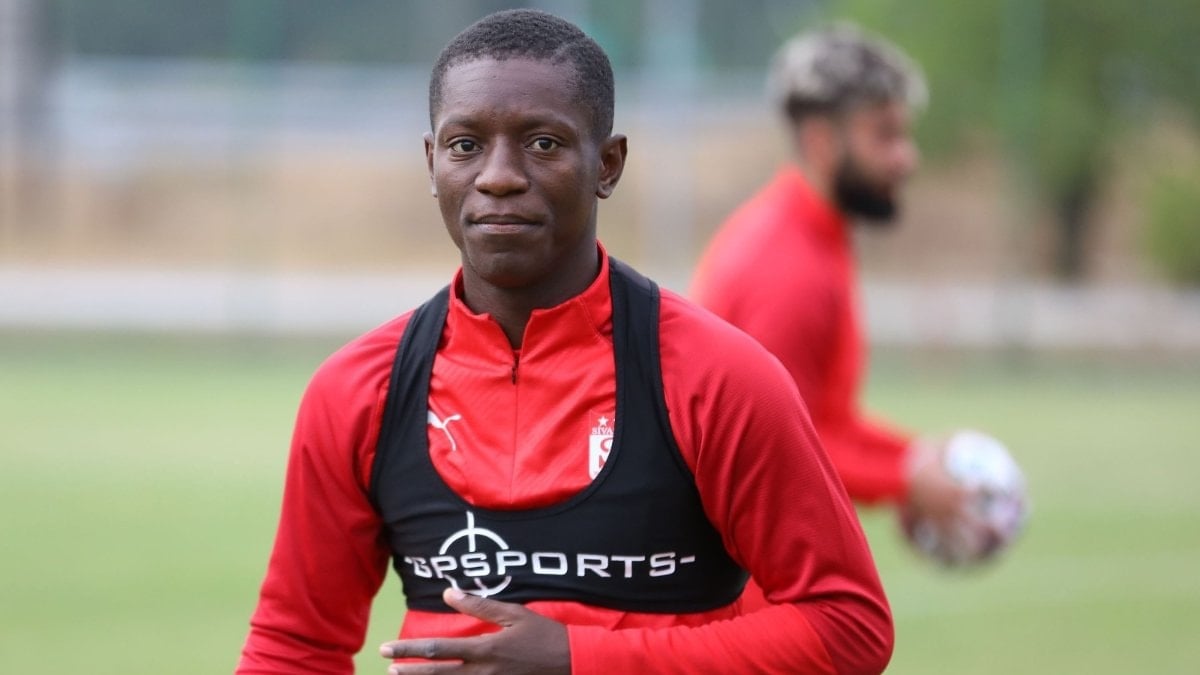 Sakaryaspor, Sivasspor, Gaziantep FK ve Amedspor eski futbolcusu Max Gradel,