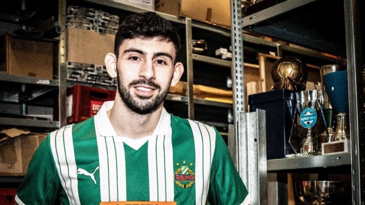 Galatasaray'dan ayrılan 22 yaşındaki futbolcu Yusuf Demir, altyapısından yetiştiği Rapid