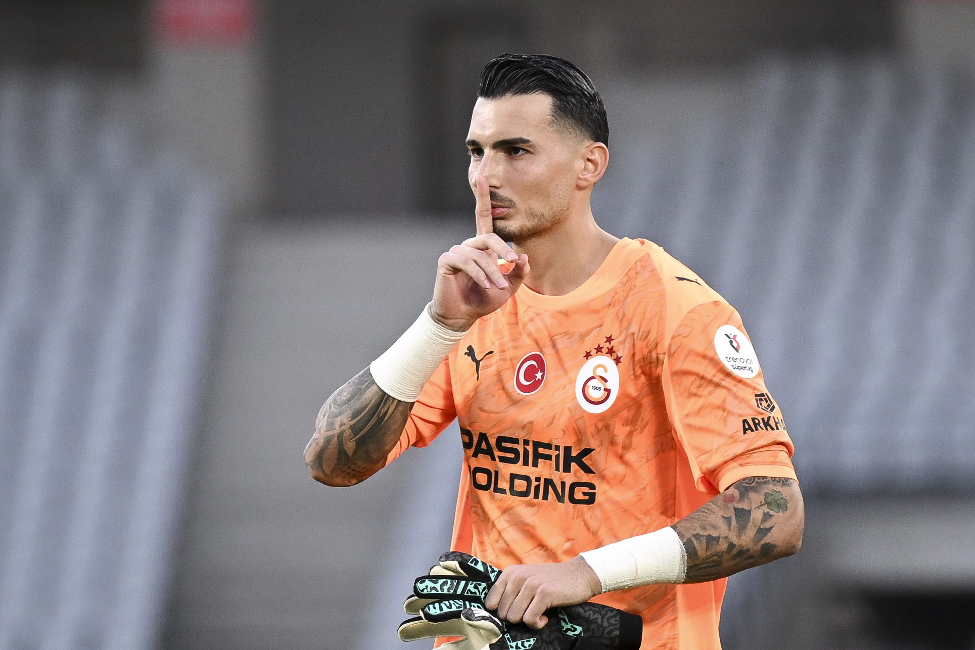 Şampiyonlar Ligi'ndeki performansıyla dikkatlerini üzerine çeken Uğurcan Çakır'ın Premier Lig'de