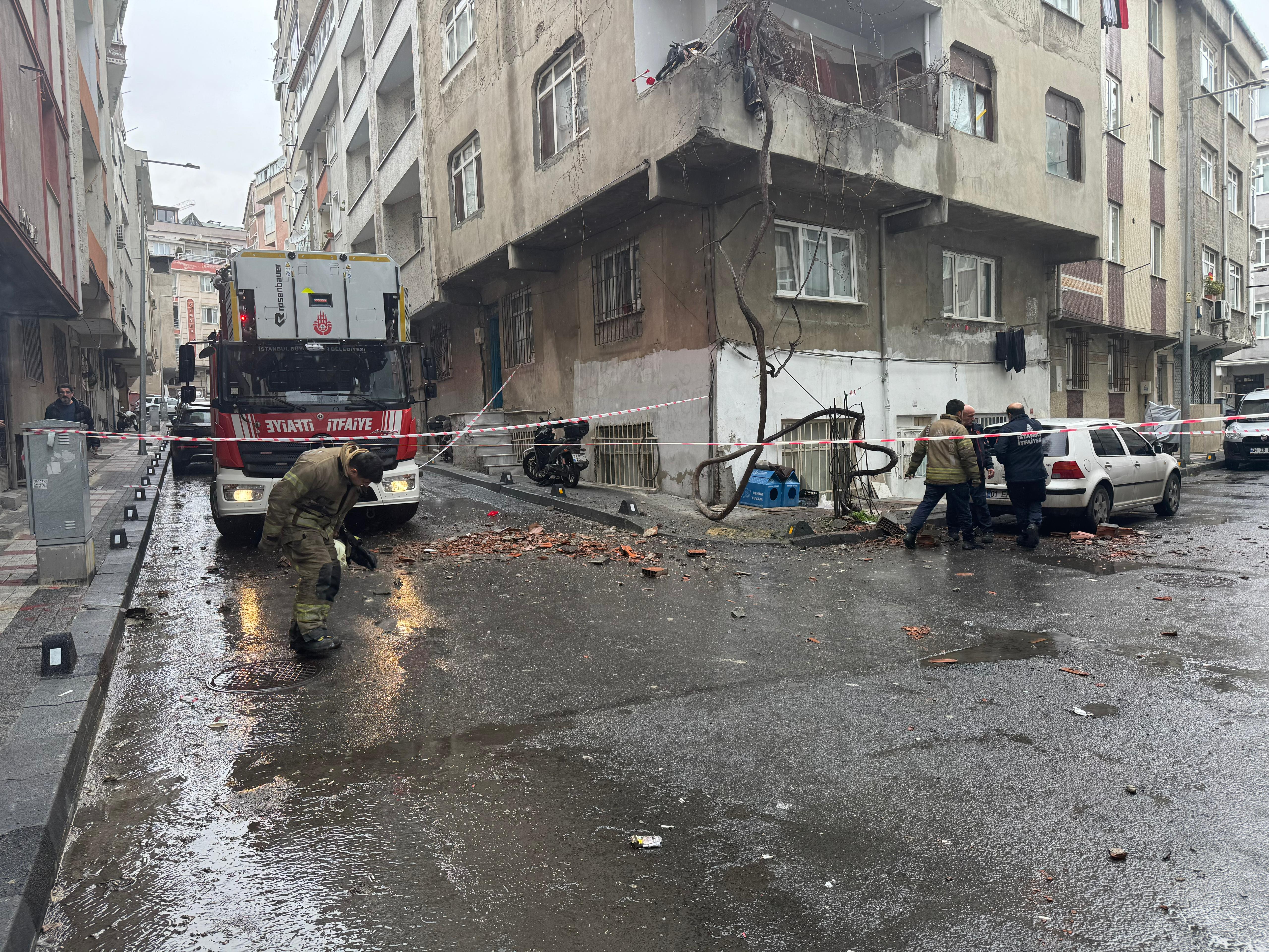 İstanbul Bağcılar'da 4 katlı bir binanın çatısında kısmi çökme meydana