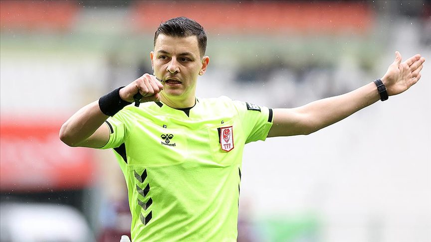 Süper Lig'deki Beşiktaş-Galatasaray derbisini Ozan Ergün yönetecek. İşte ayrıntılar...