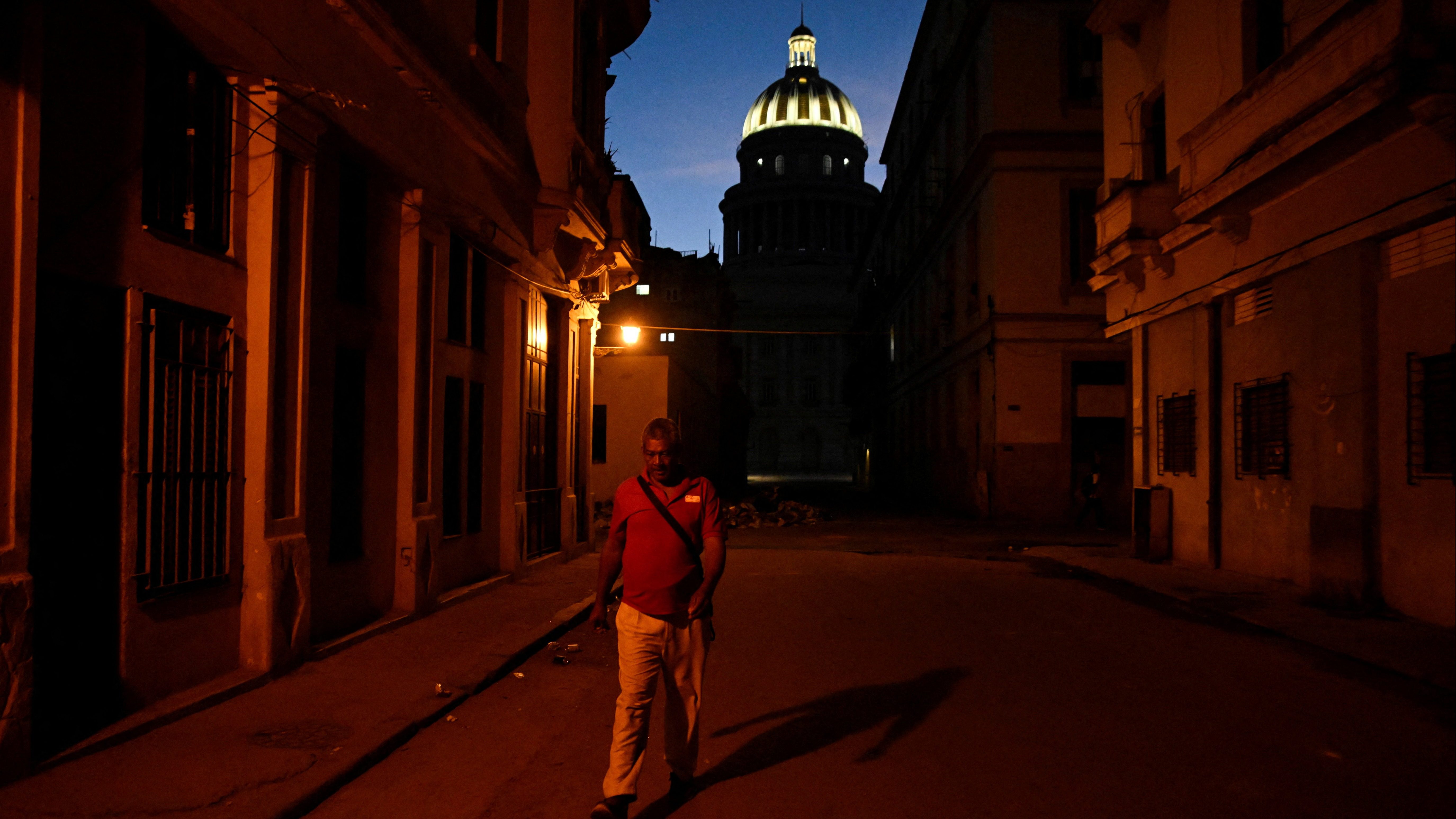 Petrol sıkıntısı ve ekonomik çöküş riskiyle karşı karşıya kalan Küba,