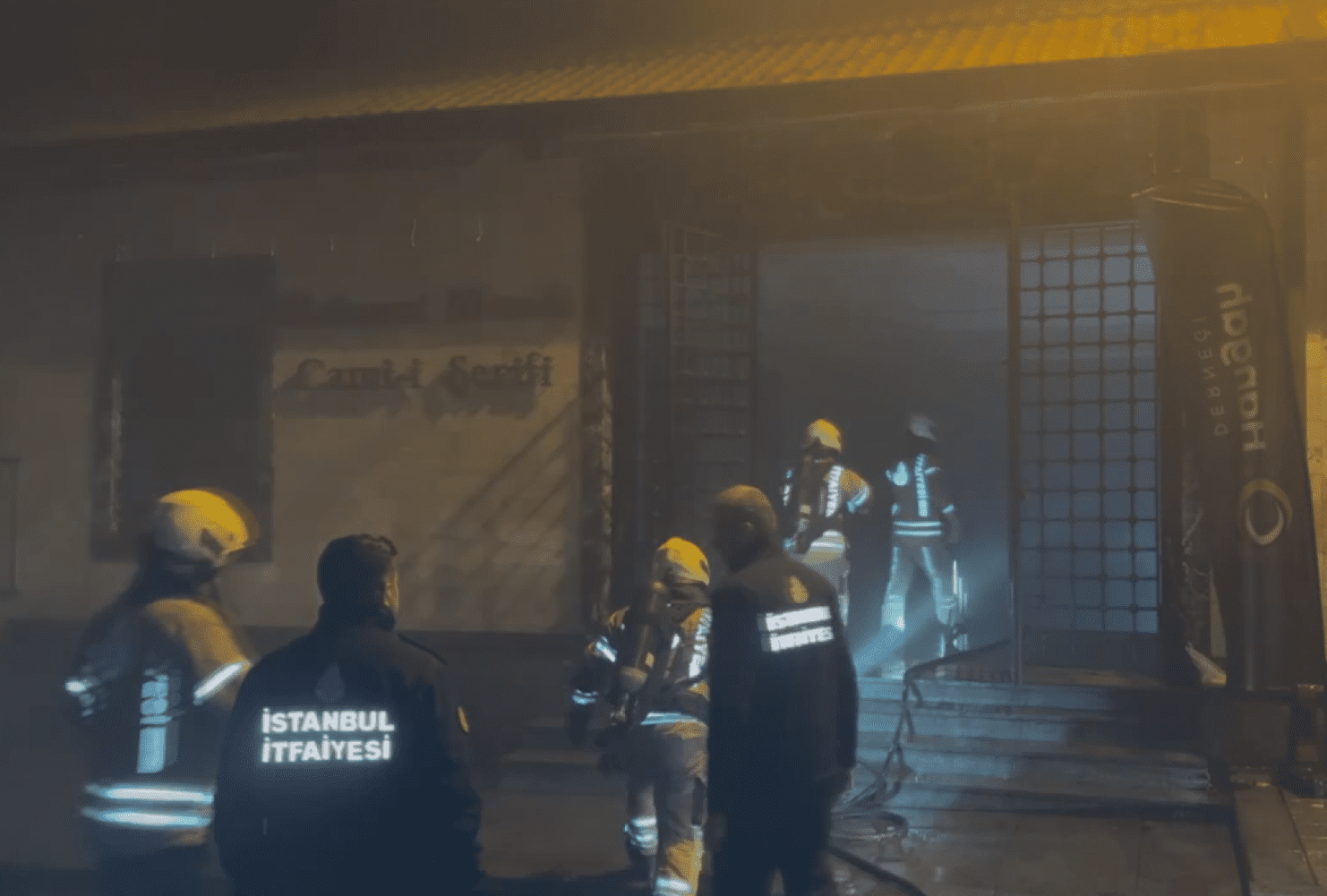İstanbul'daki Mahmud Efendi Camisi’nde elektrik panosundan çıktığı iddia edilen yangın