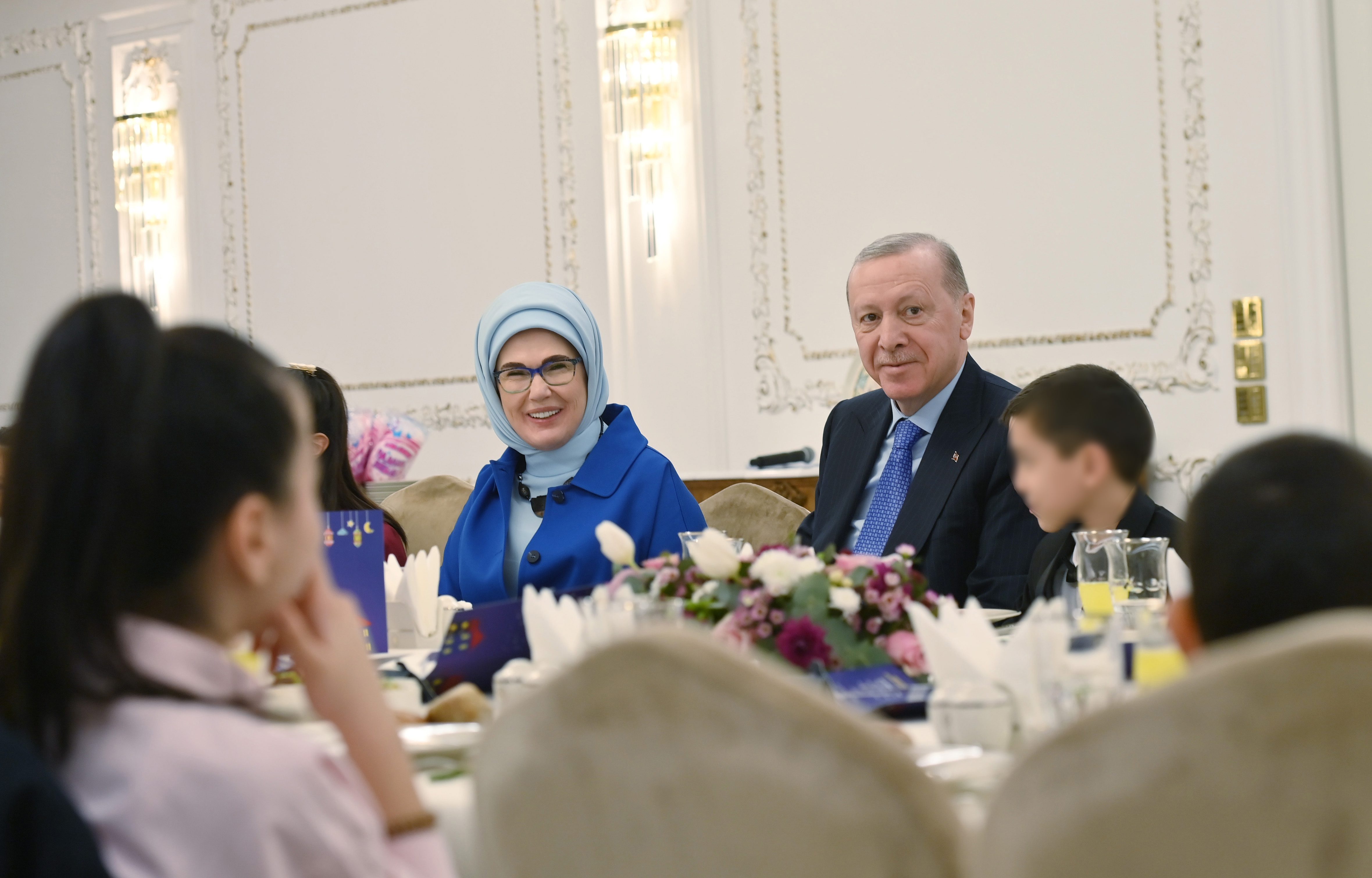 Cumhurbaşkanı Recep Tayyip Erdoğan, devlet himayesindeki çocuklarla iftar programında bir