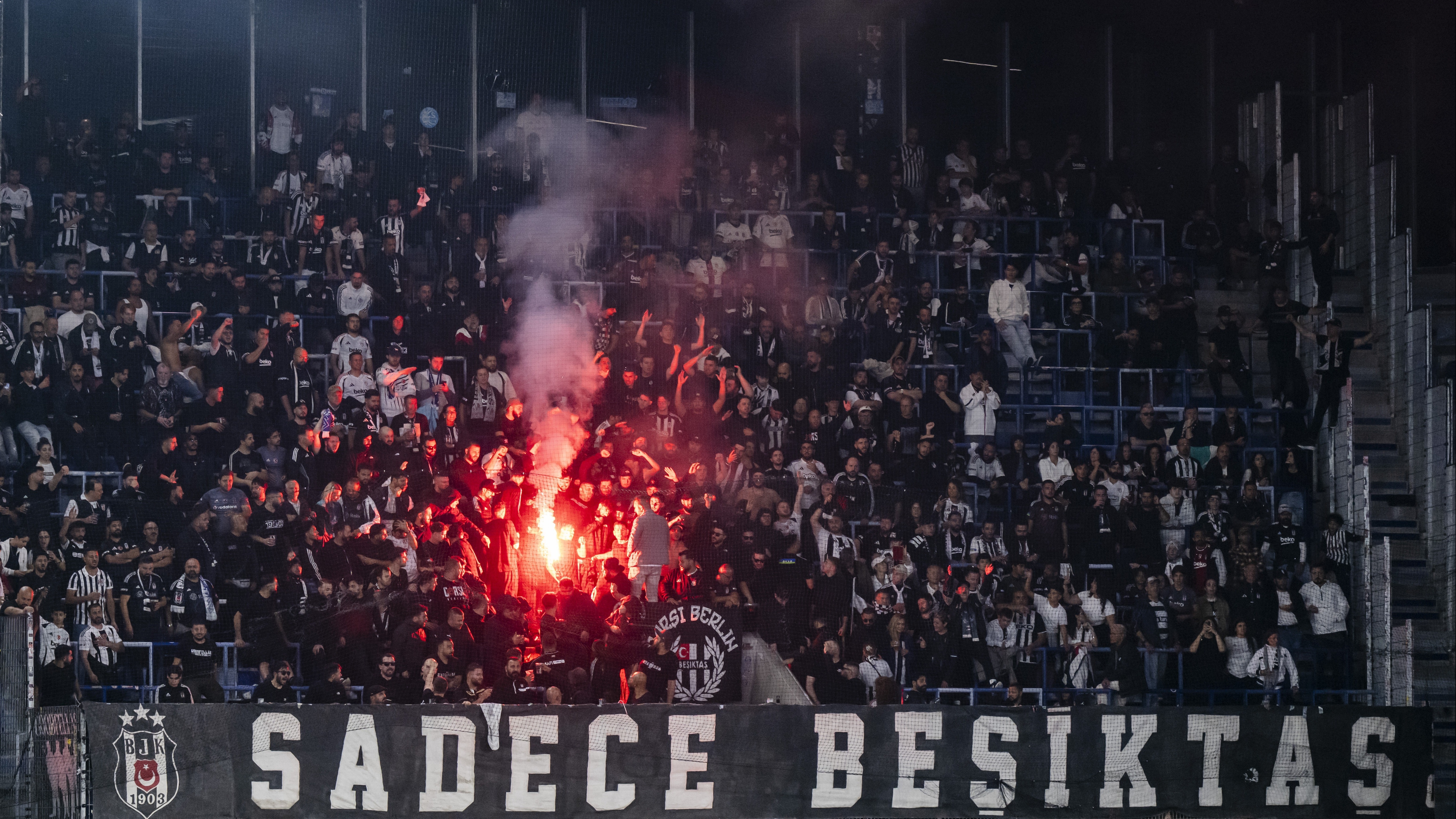 Süper Lig'de oynanacak Beşiktaş-Galatasaray derbisinin bilet fiyatları belli oldu. İşte
