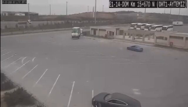 İstanbul Eyüpsultan’da, trafiğe açık alanda drift atan iki sürücü yakalandı.