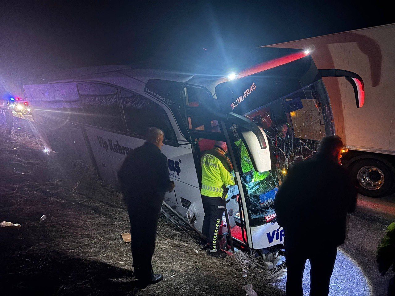 Erzincan’da Sakaltutan Geçidi mevkiinde yolcu otobüsü bariyerlere çarparak yoldan çıktı.