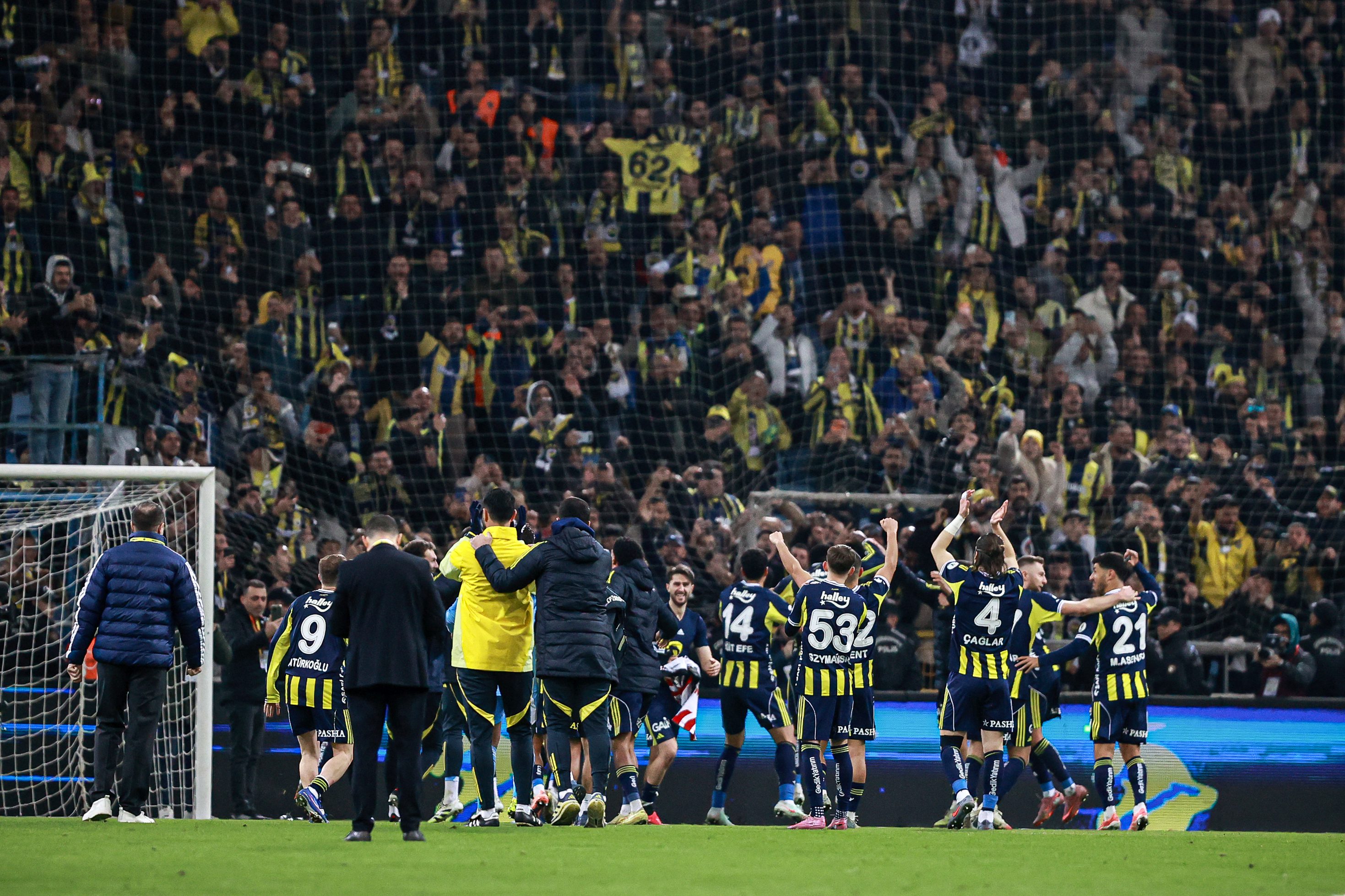 Süper Lig'de şampiyonluk yarışı veren Fenerbahçe, 5 taraftar hakkında yasal