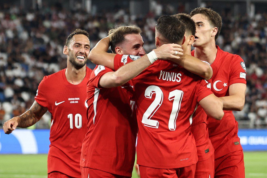 Günün spor sayfalarında, spor gündeminden en yeni gelişmeler ve transfer