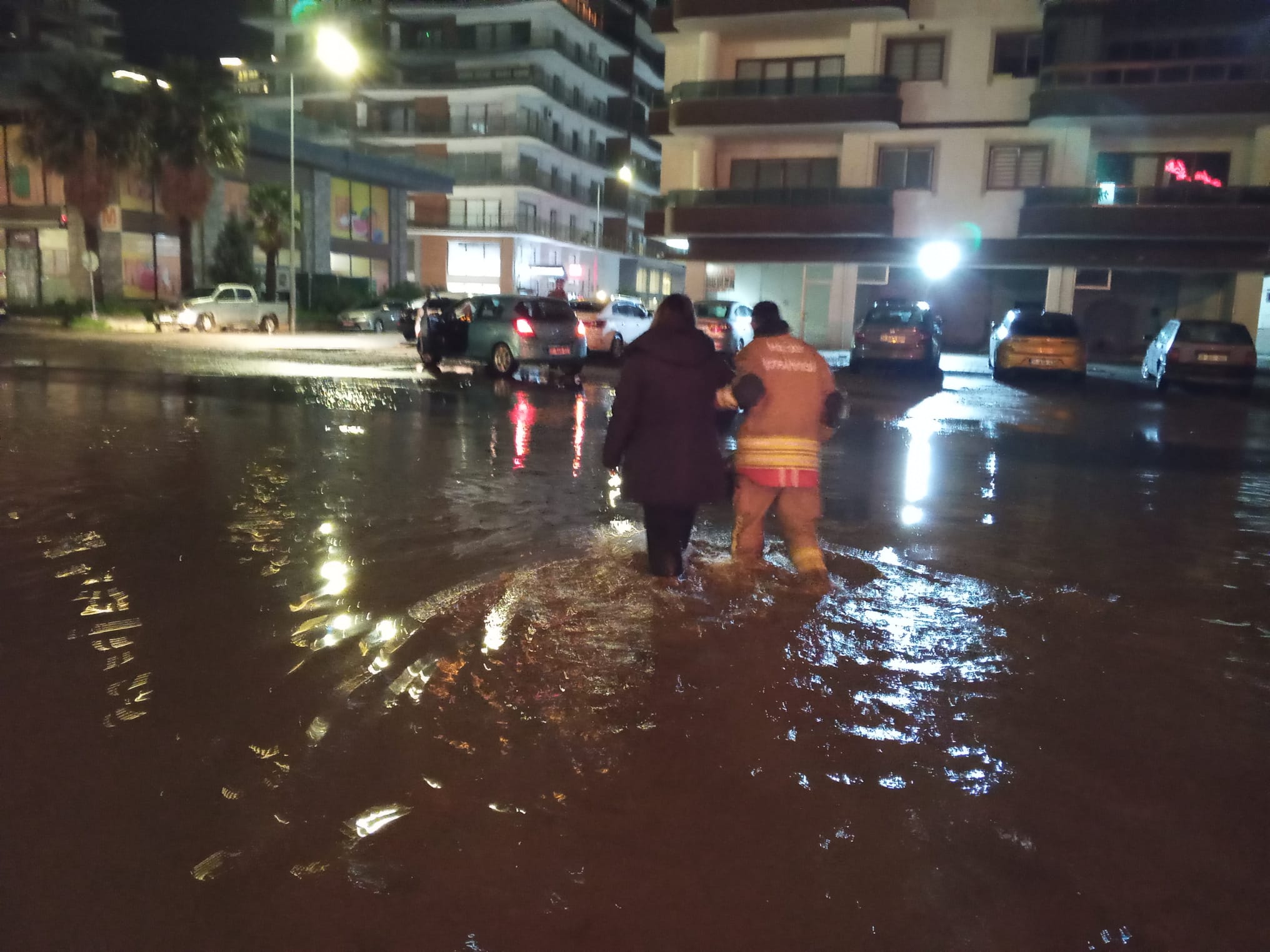 Hatay'da akşam saatlerinde etkisini artıran sağanak nedeniyle cadde ve sokaklar