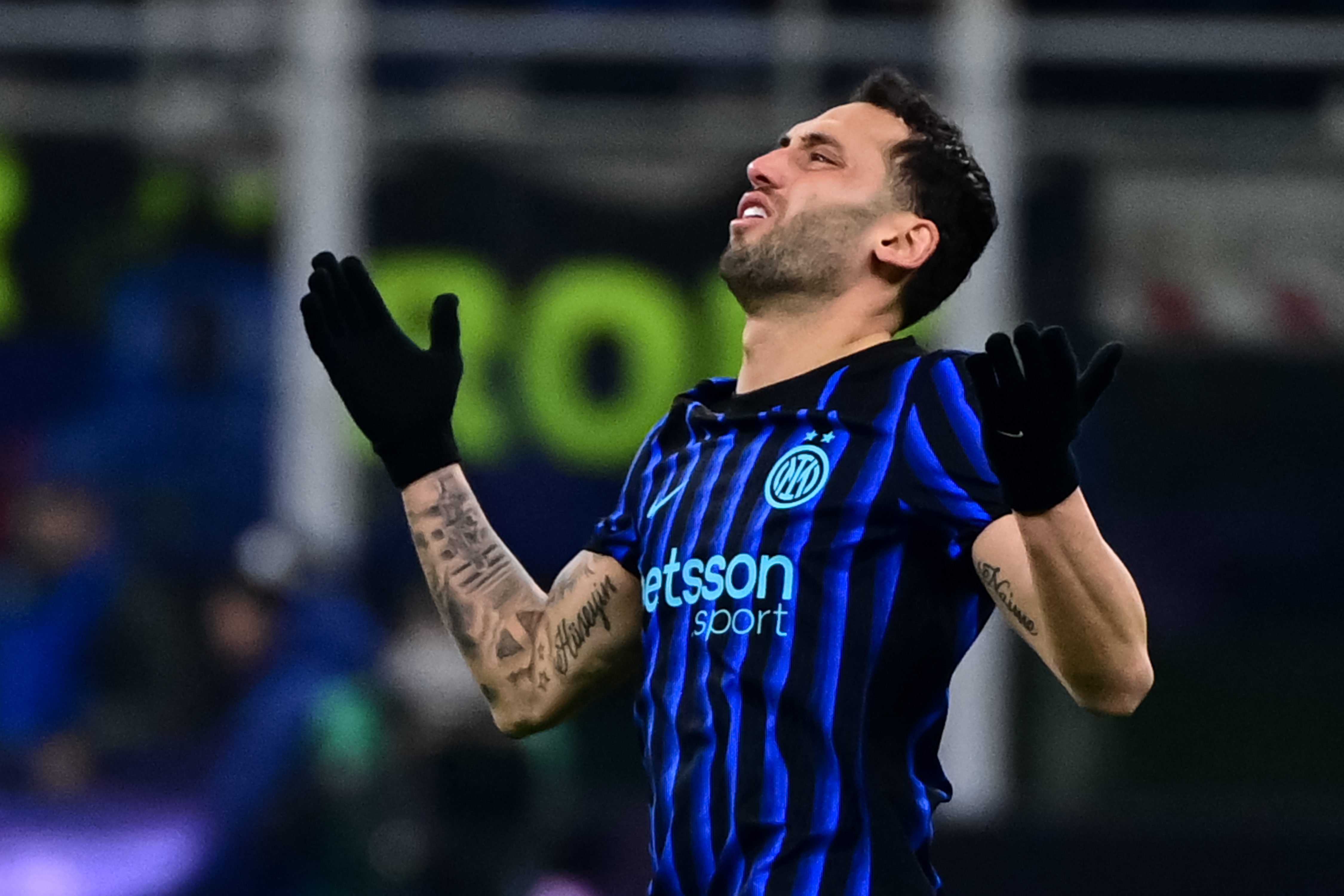 Hakan Çalhanoğlu'nun sağ uyluk addüktör kaslarında gerilme tespit edildi.