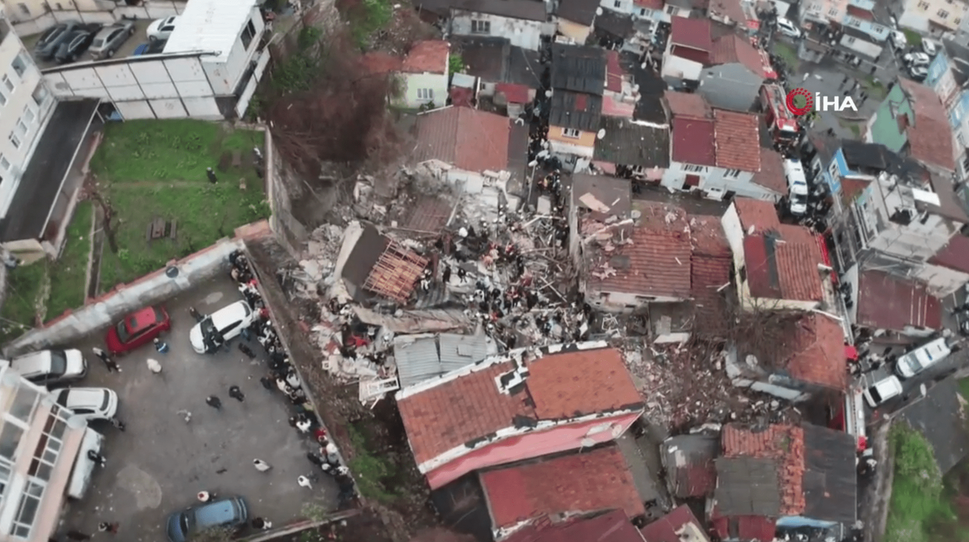 İstanbul Fatih'te doğal gaz kaynaklı patlamanın ardından iki binanın çökmesi