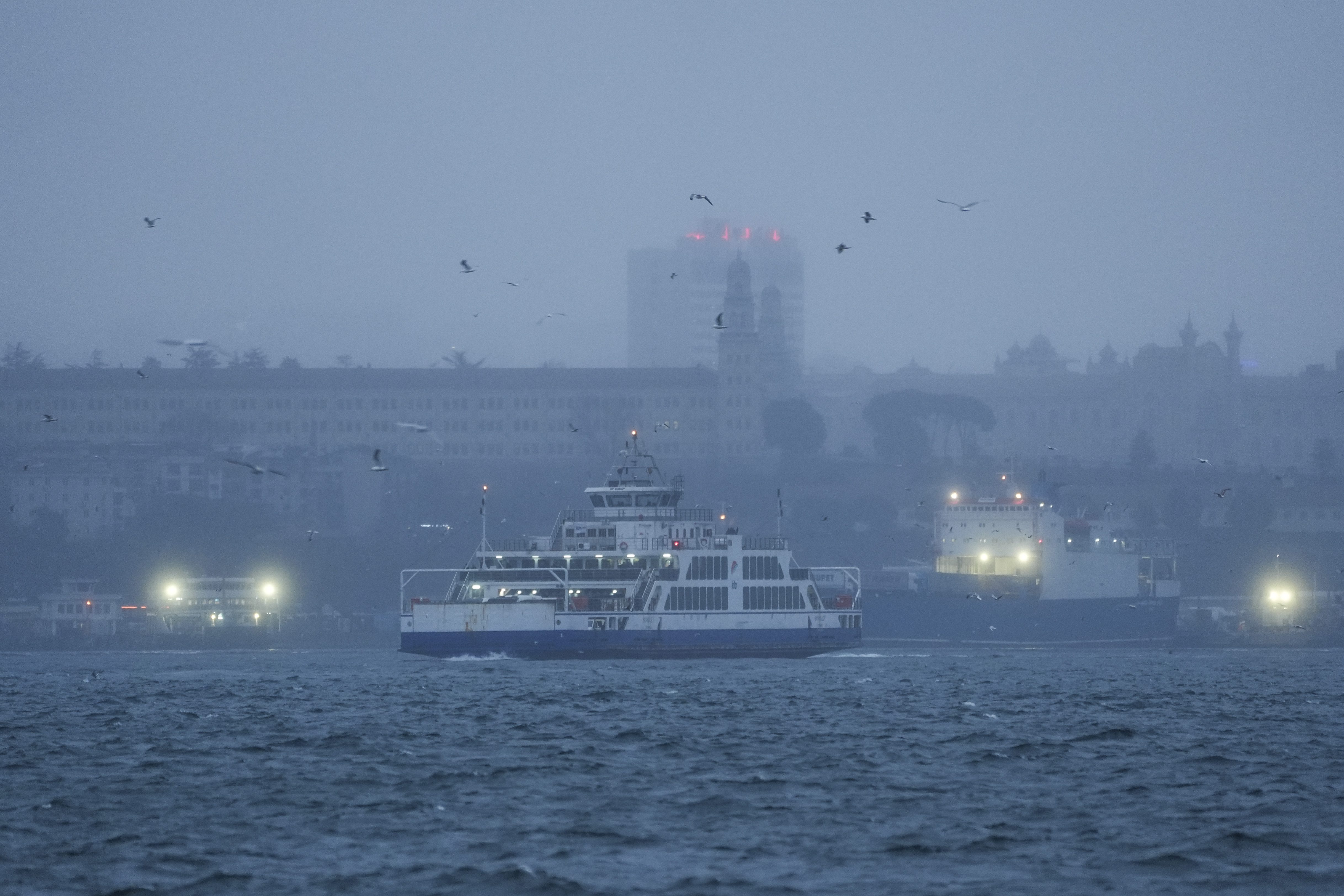 İstanbul'da sabahın erken saatlerinden sis etkili oldu.