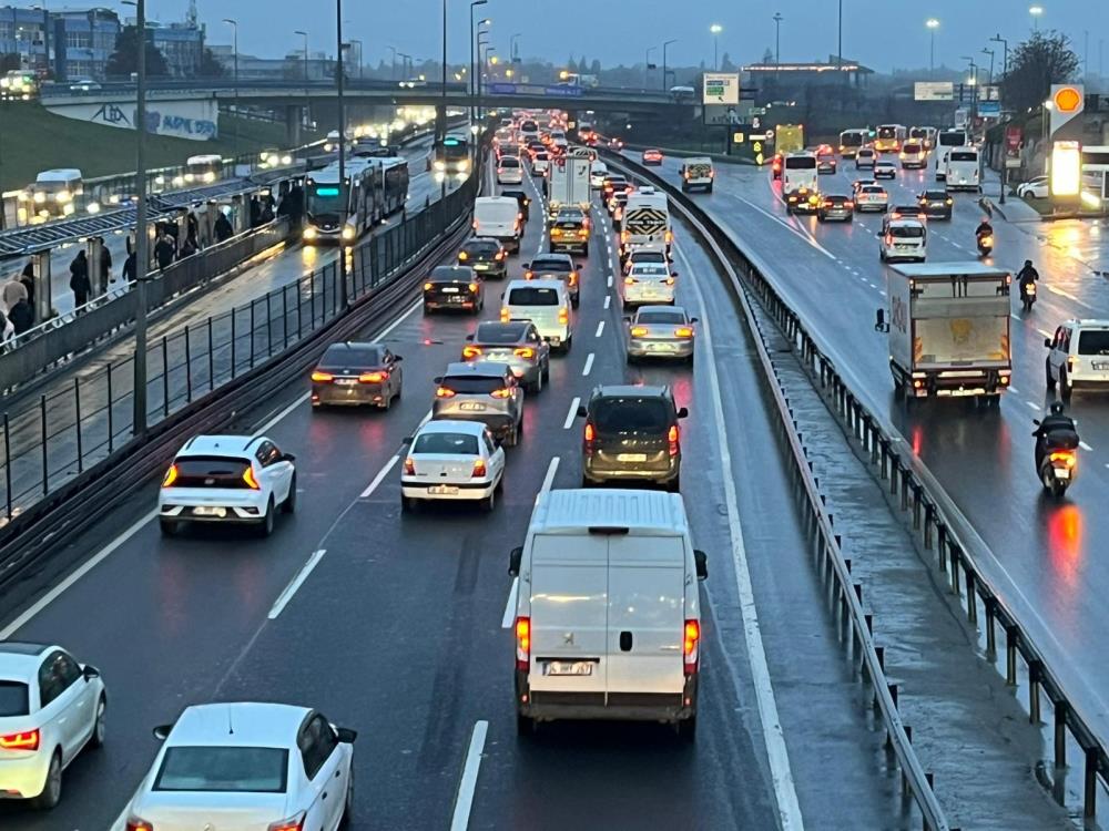 İstanbul'da Ramazan Bayramı sonrası haftanın ilk günü sabah saatlerinde trafik