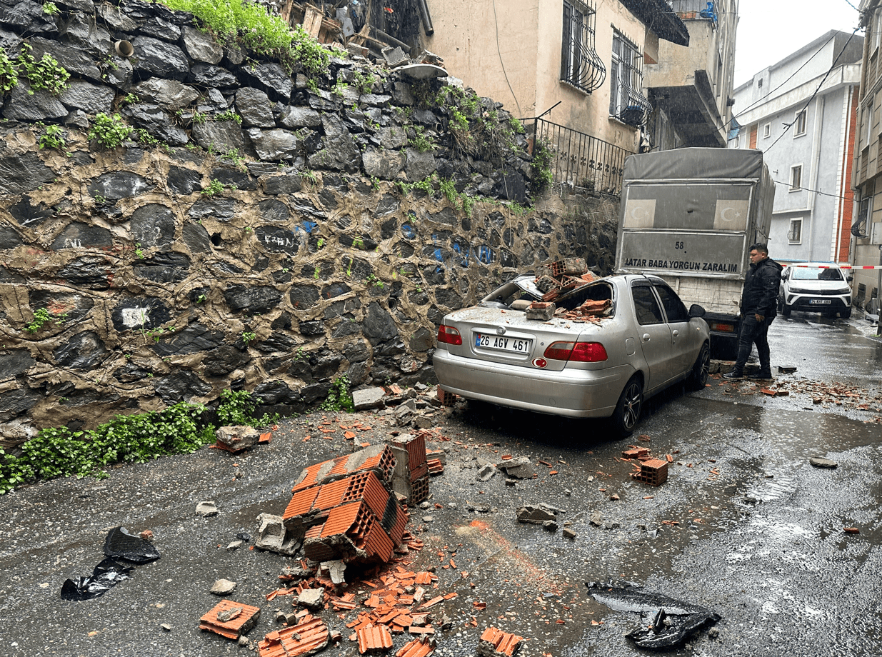 Kağıthane’de etkili olan yağış sonrası bir evin bahçe duvarı park
