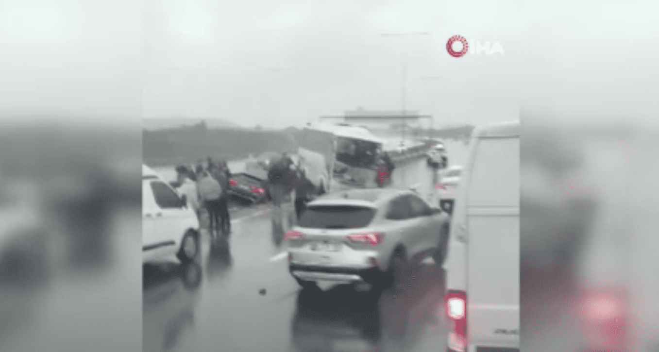 İstanbul'da Kuzey Marmara Otoyolu'nda polisleri taşıyan servis aracı kaza yaptı.