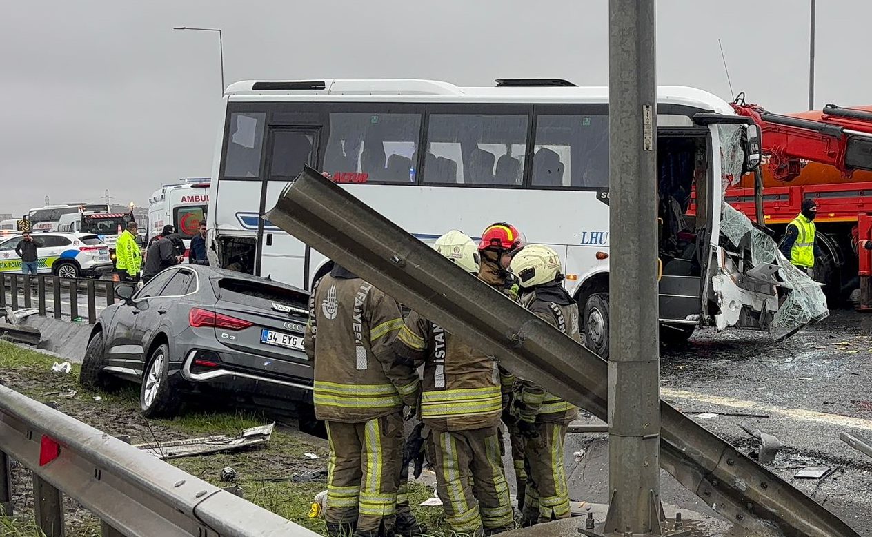 İstanbul'da Kuzey Marmara Otoyolu'nda polisleri taşıyan servis aracı kaza yaptı.