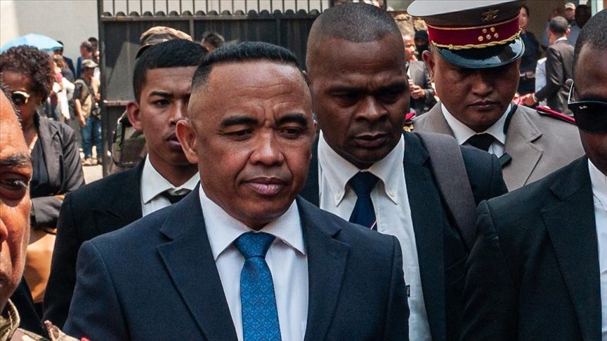 Madagaskar geçici Cumhurbaşkanı Michael Randrianirina'nın, Başbakan Herintsalama Rajaonarivelo ve hükümetteki